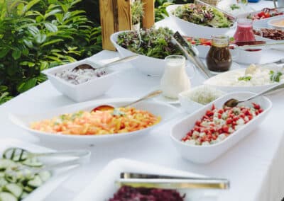 Sommerliches Salatbuffet mit diverser Auswahl